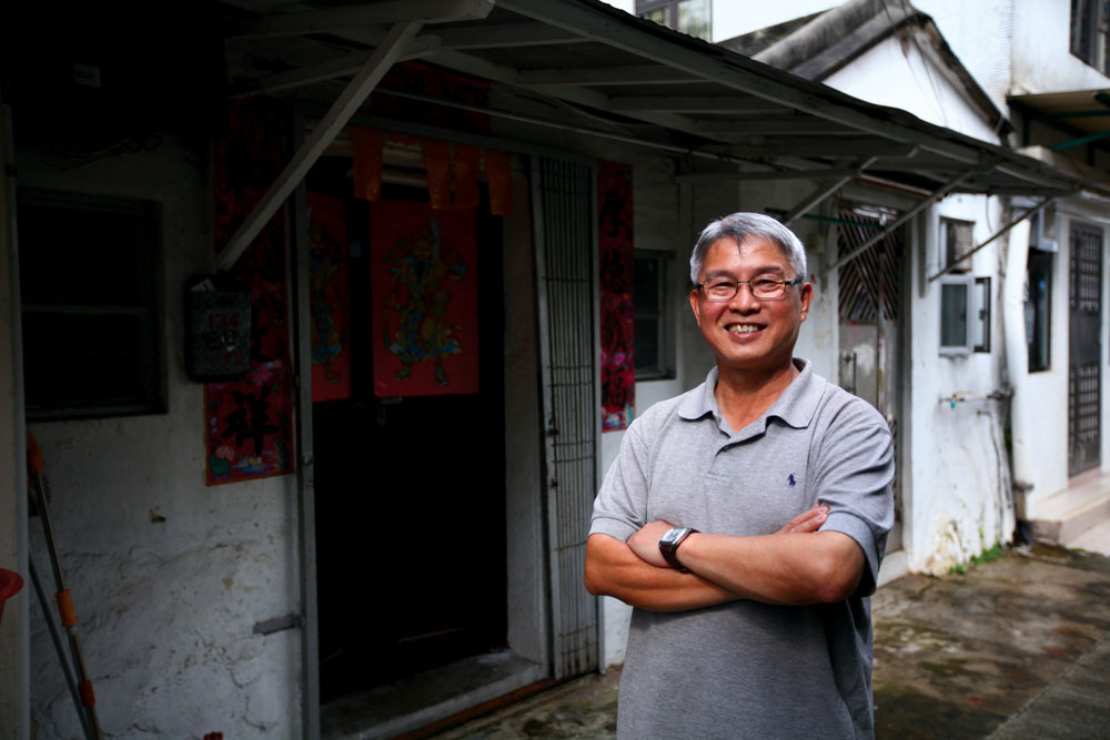 張醒文村長身後的泥屋，是現時少有仍能完好地保留的土房子，歷史悠久。