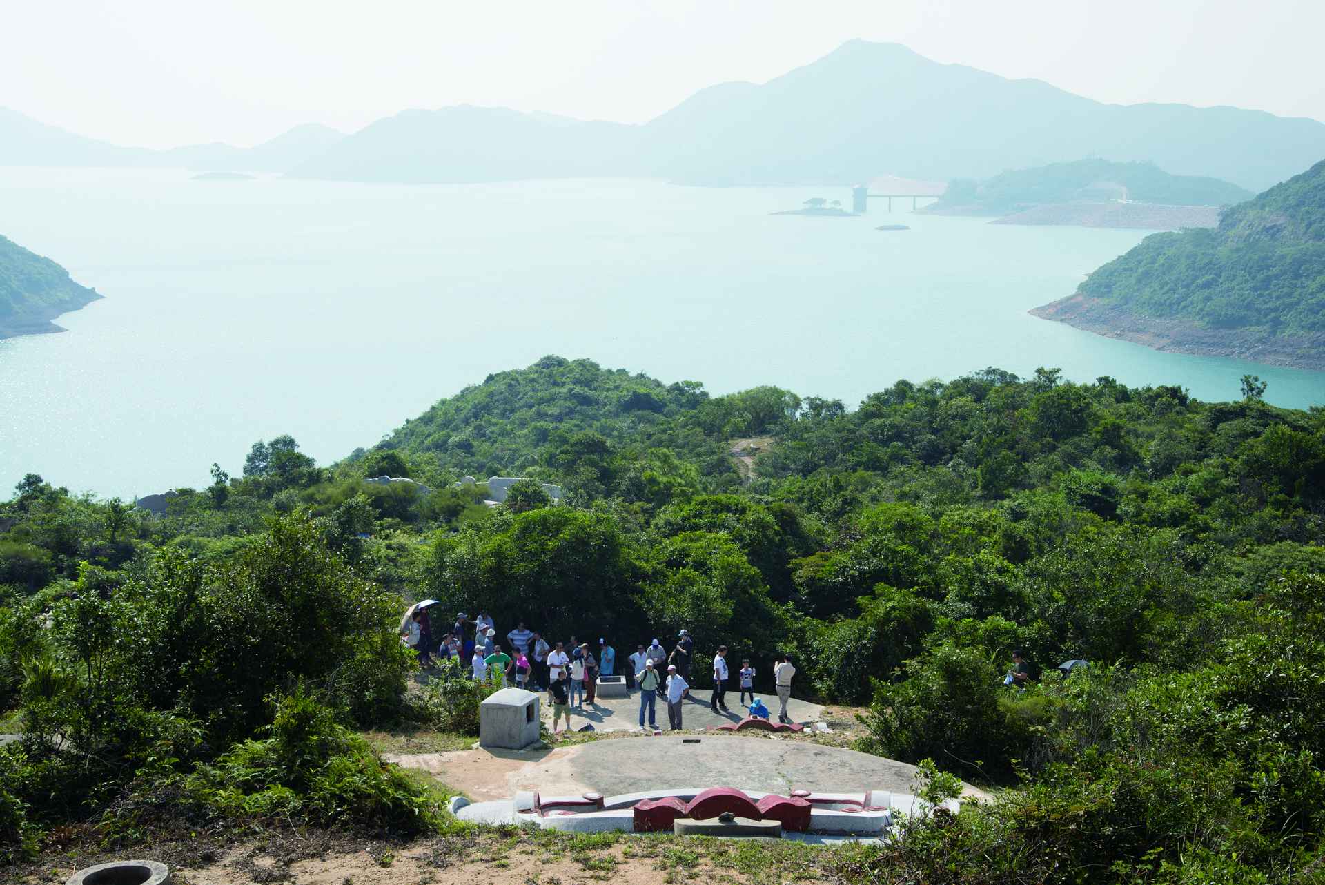 李屋開基祖李先松之墓，因水庫工程由官門下涌遷往山上，自始俯視水庫，守住舊村。