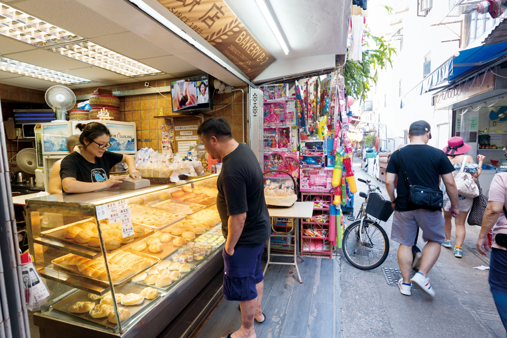 小店開業在人流暢旺的小街中，生意滔滔。