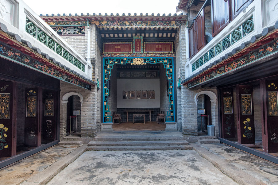 大夫第正廳懸掛了光緒皇帝御賜的詔書木匾，表揚屋主祖父母和父母。