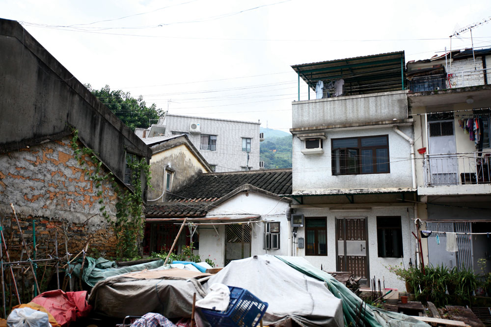 老圍村由五姓人共建而成，村內除了廟宇，亦有見證該處歷史的建築。
