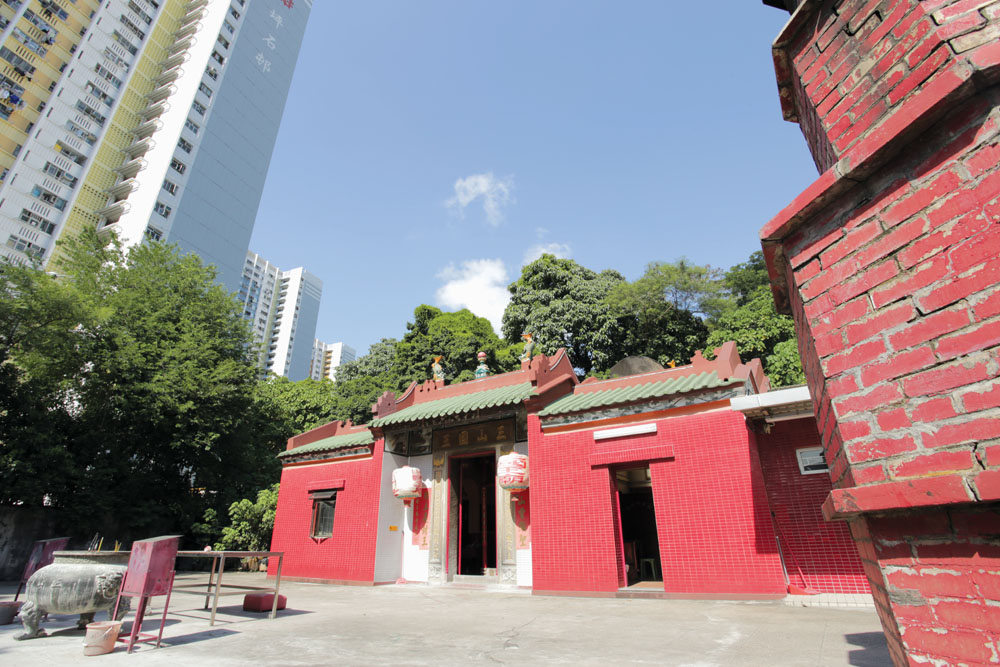 位於坪石邨旁的三山國王廟，創建年份不詳，曾分別於1947、1970、1992年重修。早年十三鄉一帶村民經常聚集於此處理鄉事，早年廟旁小屋曾是十三鄉委員會會址，此廟可說見證了十三鄉的前塵往事。