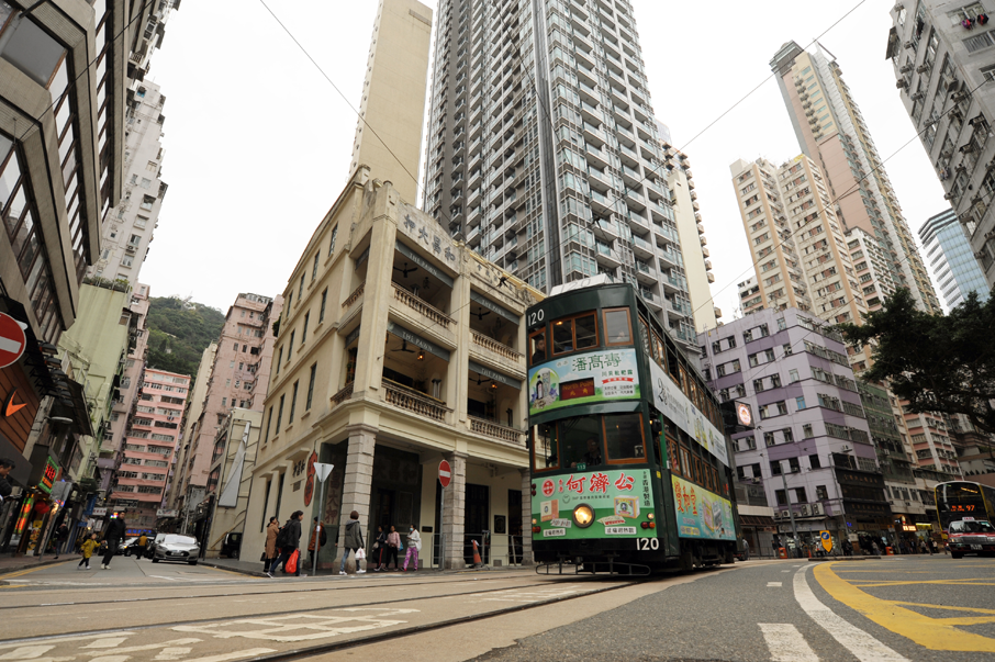 自1904年開始在港島穿梭的電車，堪稱是最經濟和環保的交通工具。