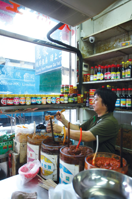 店內的伙計個個都是老師傅，還會幫顧客即席「混醬」，甚至提供「悅和食譜」，與街坊分享飲食心得。