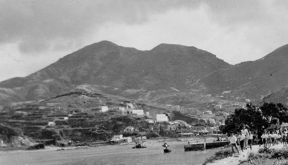 左為昔日三家村，今是油塘工業區。右為昔日嶺南新村，今是油塘及高超道住宅區。海中的石碼頭是英軍在1902年建造的皇家碼頭。