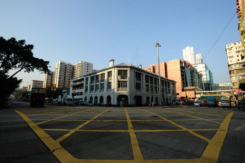 位於荔枝角道和欽州街交界的深水埗警署。