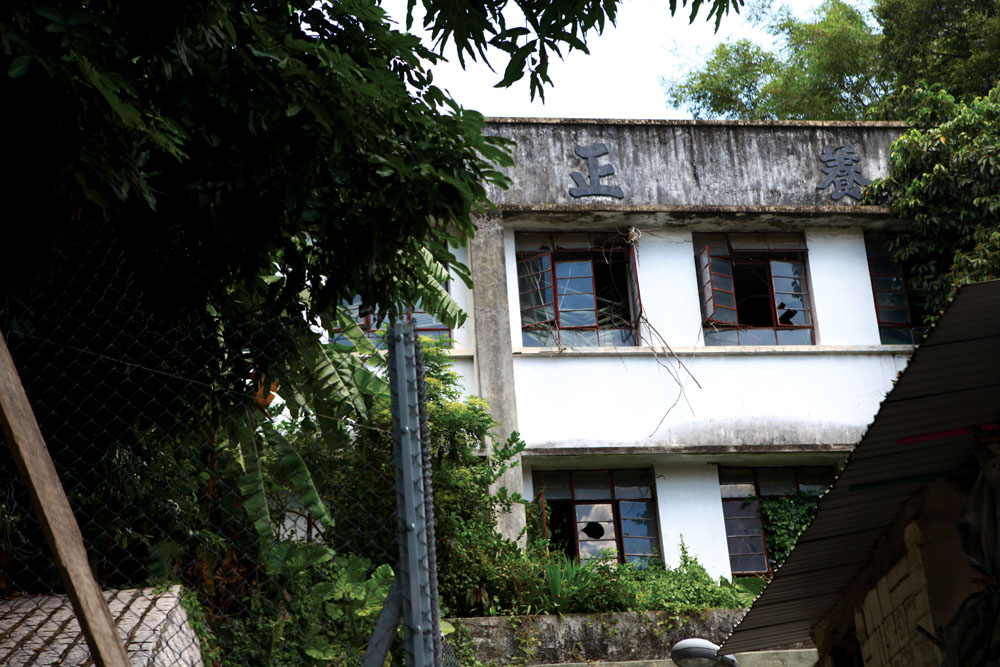 自養正學校落成後，養正家塾便一直空置至今，養正學校的玻璃窗亦已殘破，無人維修。