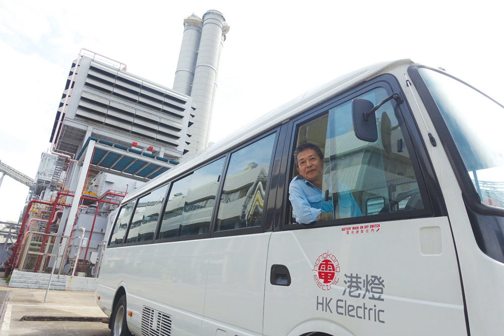 周織開在南丫電廠工作近三十八年，始終喜愛南丫清靜簡單的生活。