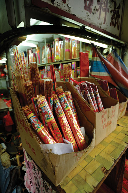 香燭紙品是太太負責的「部門」。