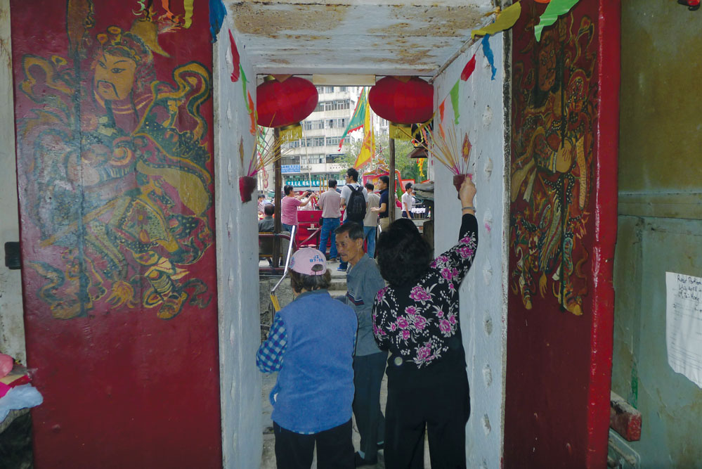 衙前圍村的門神也接受香火供奉。(圖片 / 附陳天權)