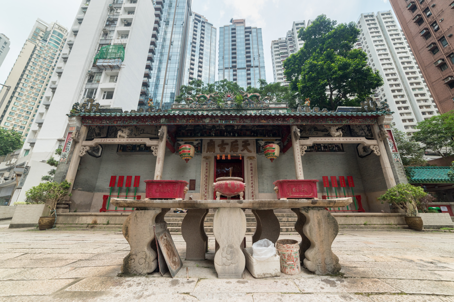 銅鑼灣天后古廟已被列為法定古蹟，是港島最古老廟宇之一。