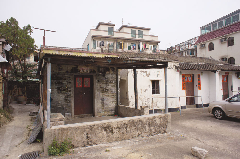 虎地排建村二百多年，但是保留的舊建築不多，圖為村內僅存的瓦頂屋。
