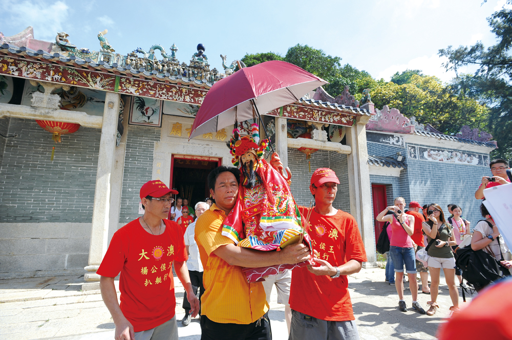 漁業行會成員到大澳四間廟宇請神，楊侯古廟是其中之一。