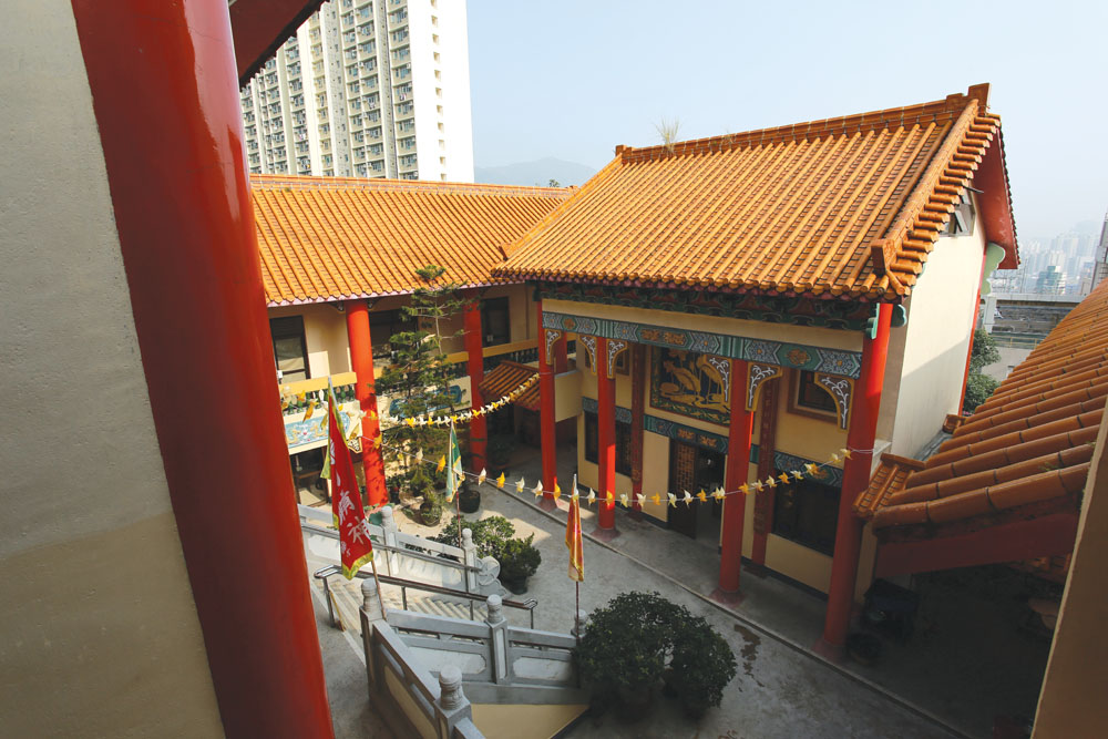 法藏寺採用三進式布局，建有哼哈殿、天王殿和大雄寶殿。