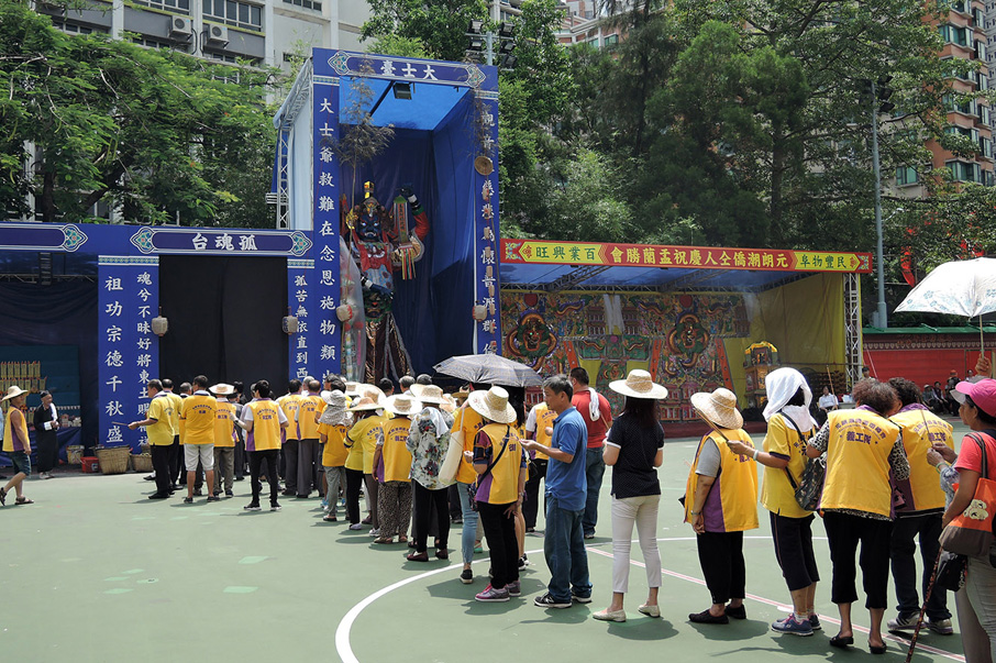 主辦團體成員排 隊到神棚和大士棚上香。