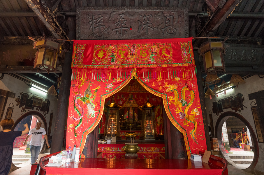 廟宇採用兩進式設計，第一進懸掛1895年的「恩深桑梓」牌匾。