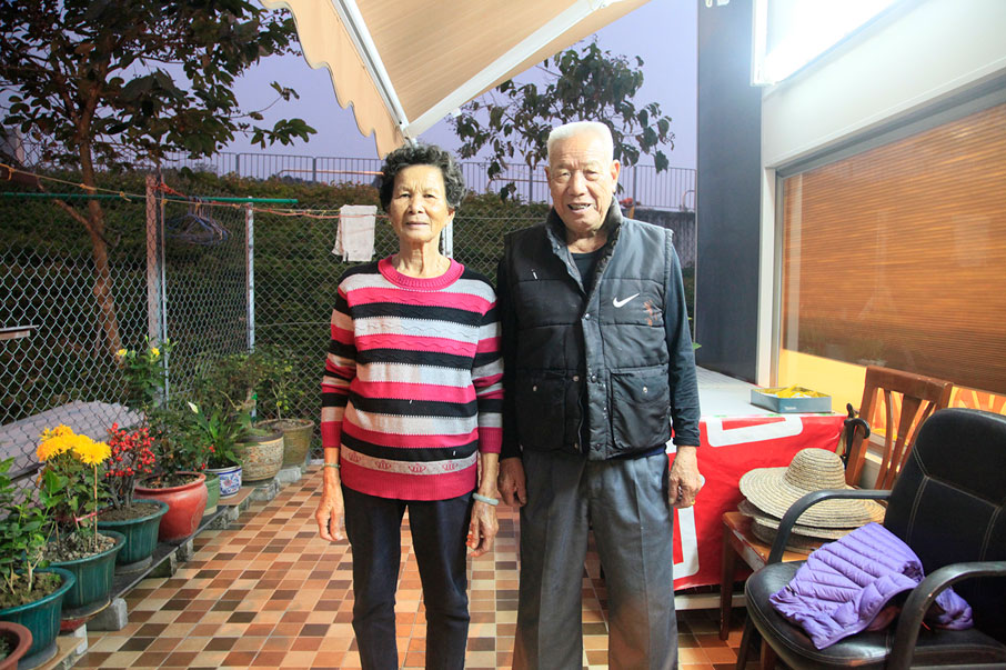 老夫婦倆笑言退休後睡晚了，五時才晨運。