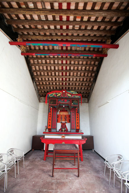 家祠原是三進式建築，1990年重修後只剩下兩進，前進是門廳，後進是正廳，後進採用「四扇門」的建築形式。