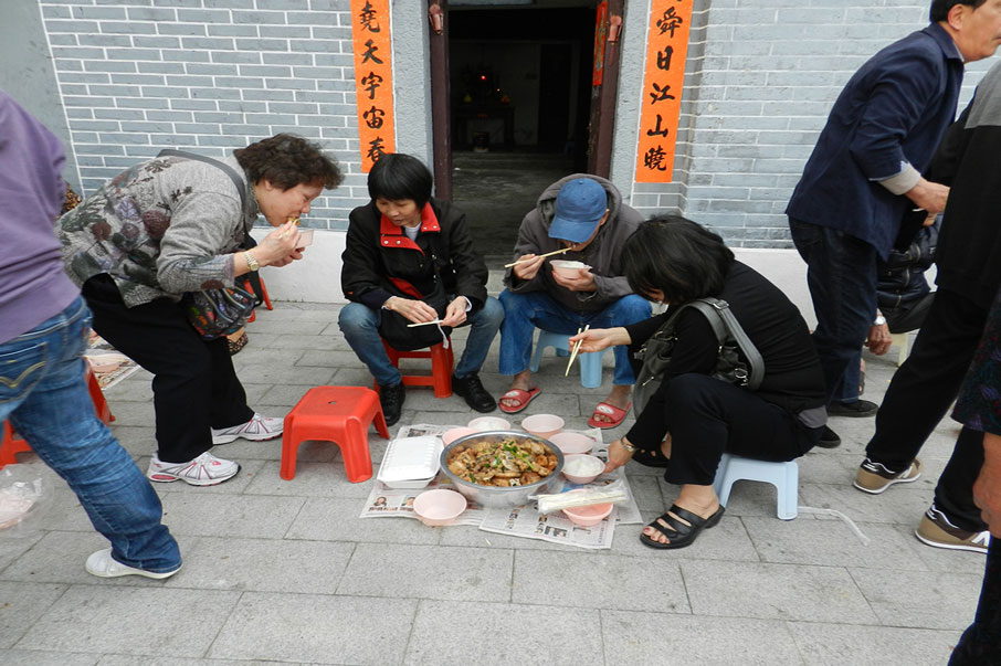 新圍吃燈飯不用枱。