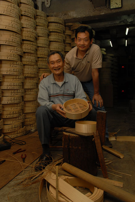 蒸籠是中式傳統煮食工具，「蒸」是講求時間和食物的融合，兩者的配合代表著中國人對烹調素質的執著。