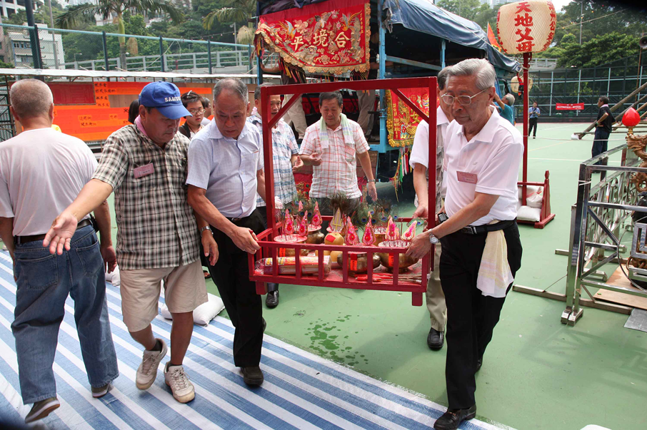 公和堂到附近廟宇請神，再到西區和咖啡園墳場請「好兄弟」參與盂蘭勝會。