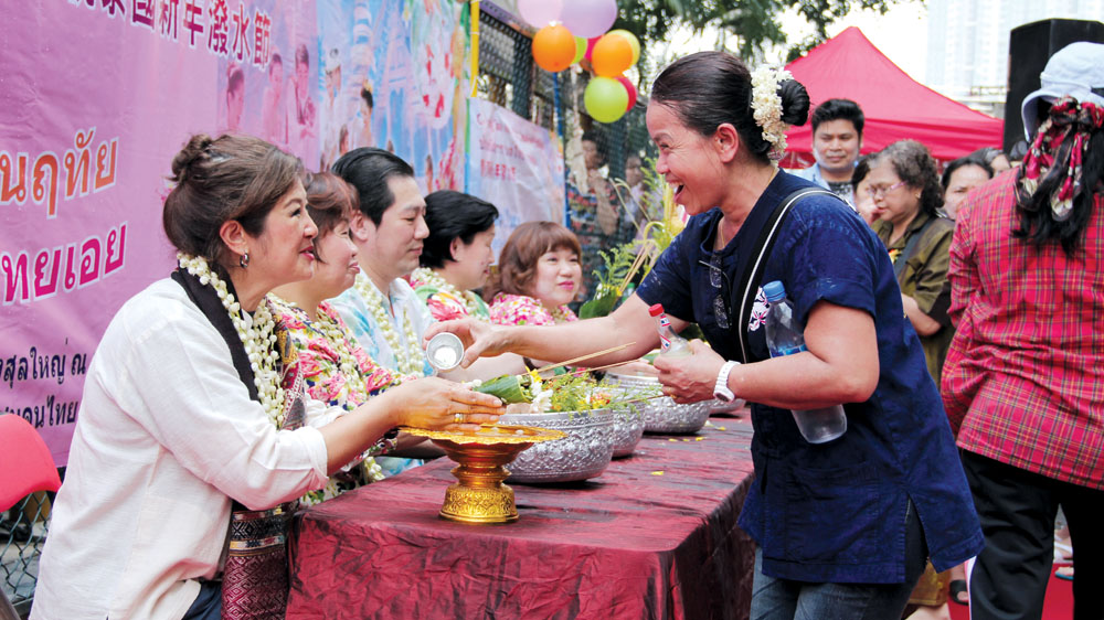 潑水節嘉賓接受灑水祝福