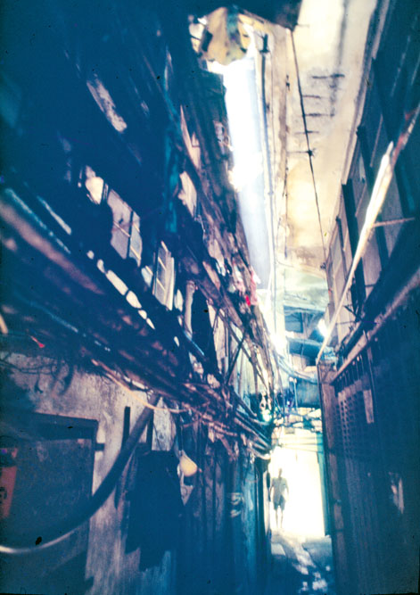 昔日九龍城寨代表着城市的黑暗(City of Darkness)，外人走進，如入迷宮，不知去向，但對於居民來說，卻是另一番景象。
