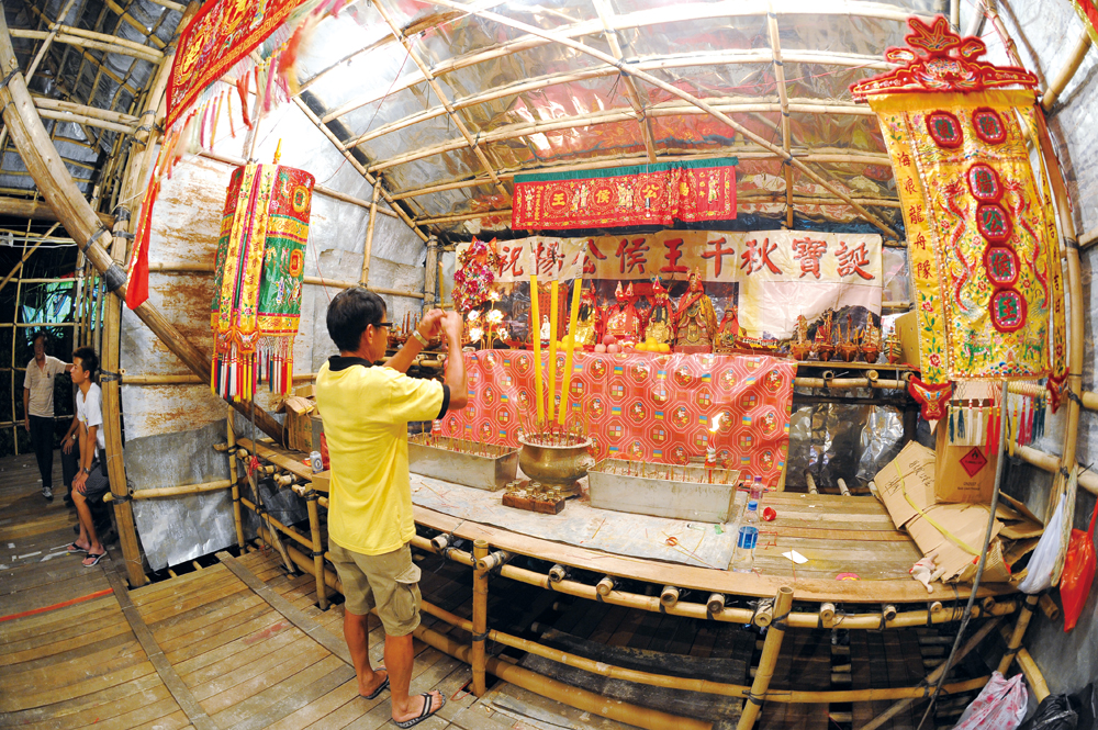 大澳居民每年農曆六月初六搭建神棚和戲棚慶祝侯王誕。