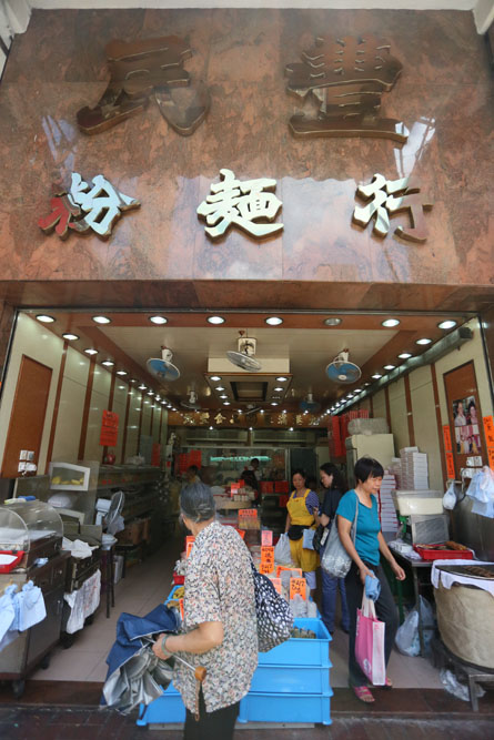 門市是「全女班」，個個都經驗老到，有些更是工作了廿多年的老伙計，工作起來默契十足。