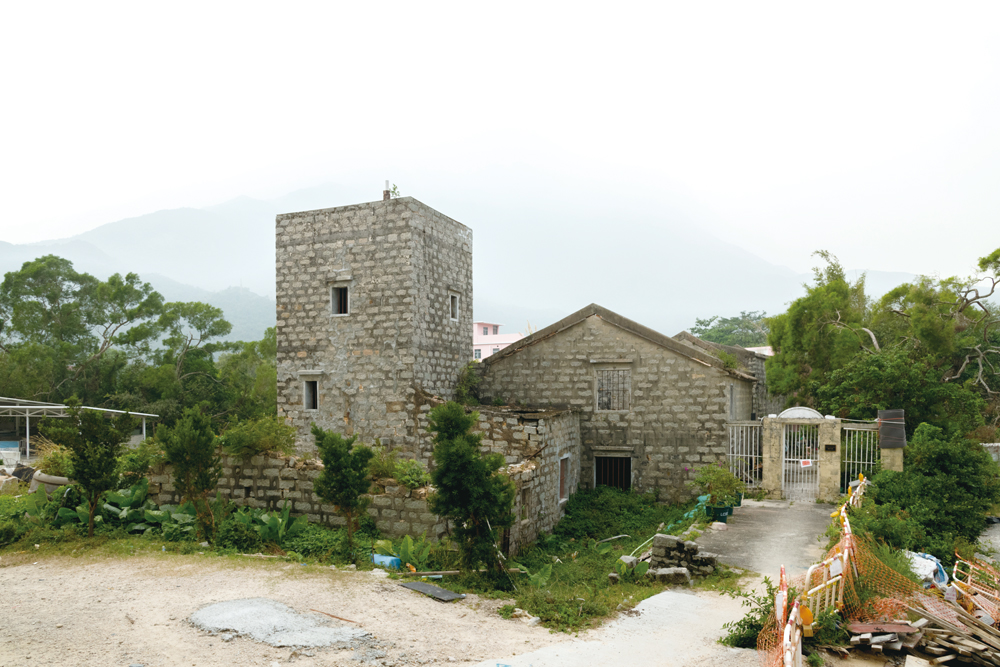 為防盜賊和敵人，主屋旁邊建有堅固的更樓。