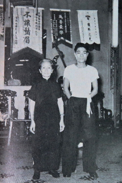 莫桂蘭與傳人誼孫李燦窩，上世紀六十年代攝。