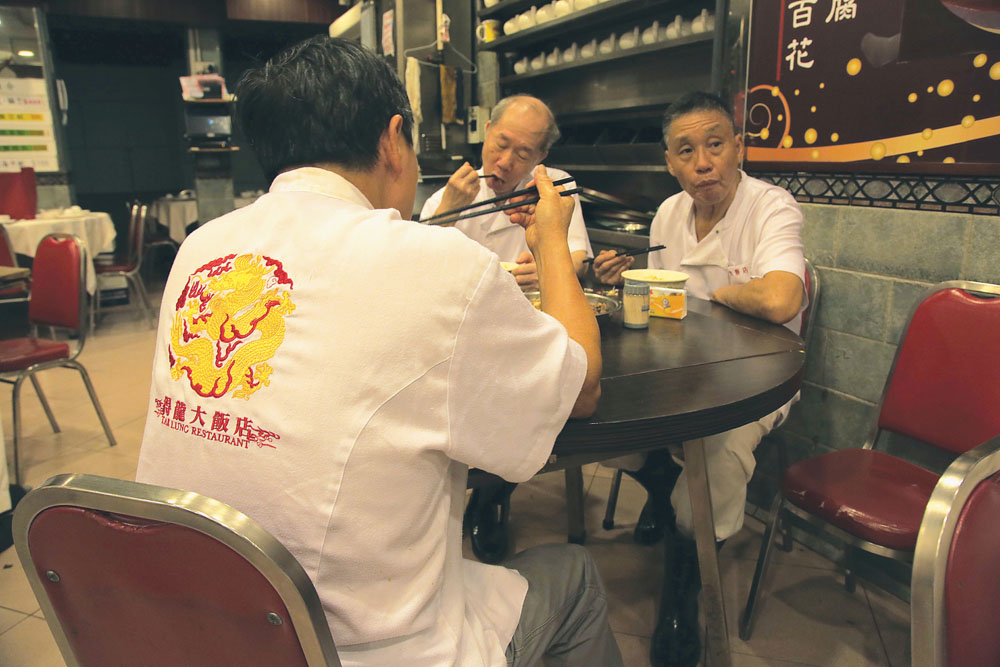 飯店仍有為店工提供膳食，視為福利也同時增加歸屬感。
