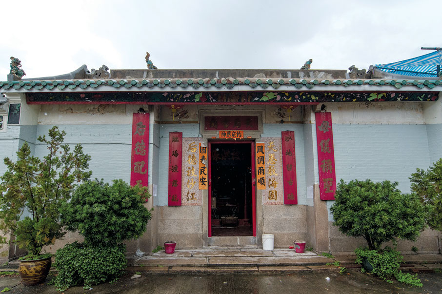 沙江天后廟除了供奉天后外，原先的「沙江媽」一直被人忽略。無論如何，鄧族繁衍，多年來都得到天后和沙江媽的庇佑。