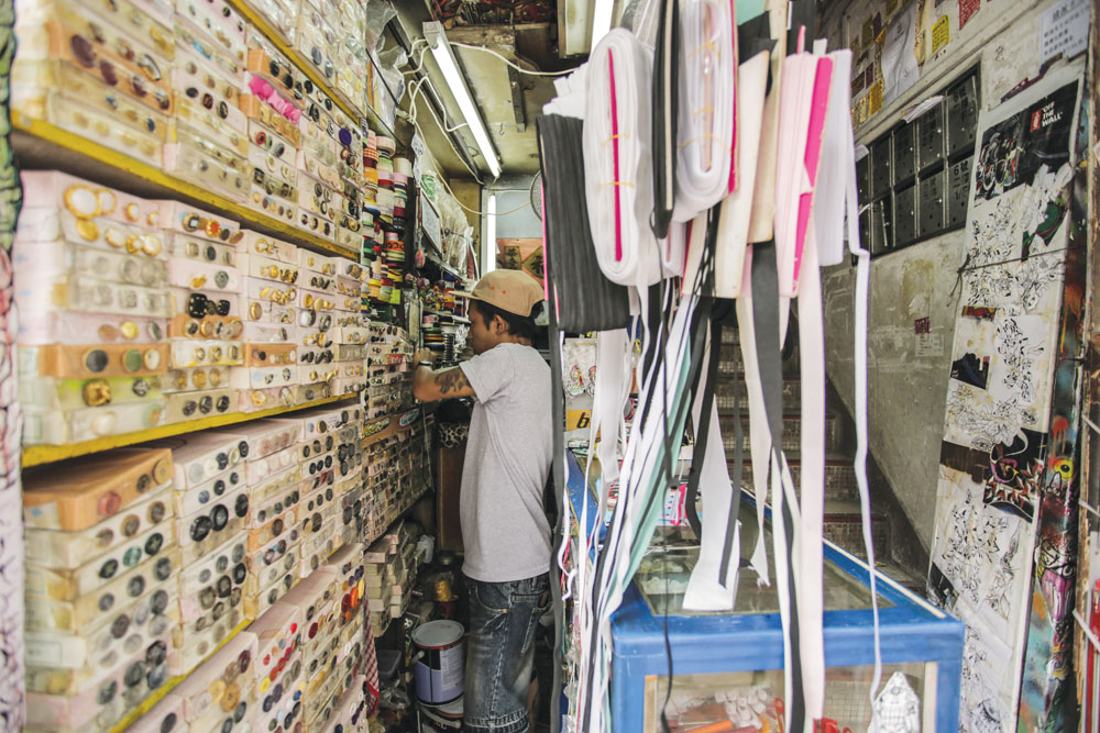 鴻業百貨店面積雖小，但貨品齊全而且陳列整齊。
