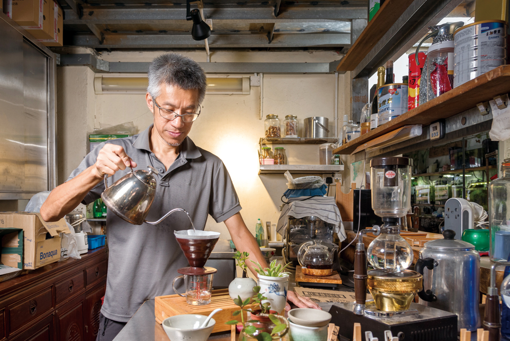 從廣告行業退下多年，老闆添明回到老家開設蘇廬棚頭茶歇，開展人生的另一頁。