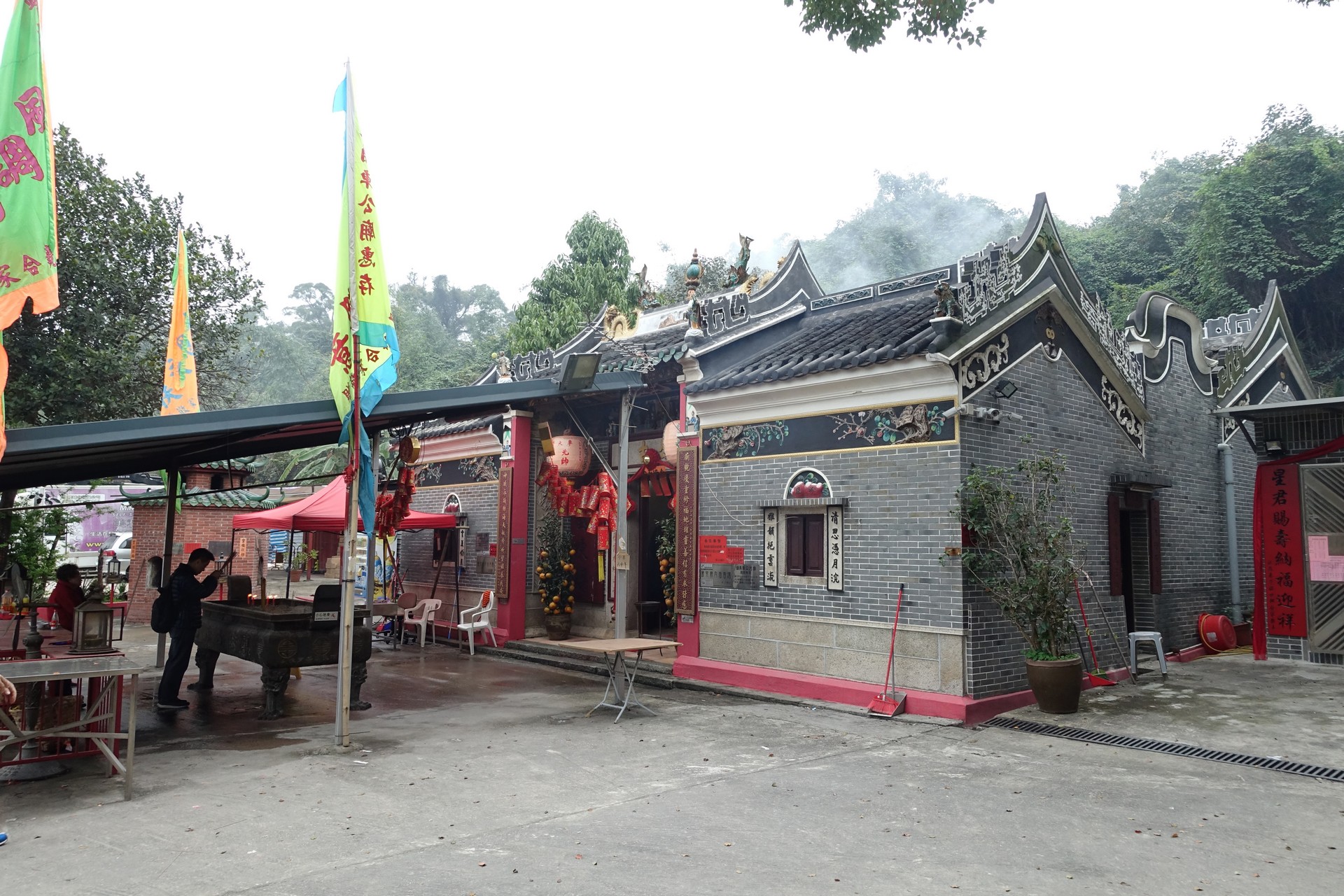 私營的古廟為二堂式建築，西側附太歲殿，年三十晚至初十五村民有義工攤販，售賣寶蠋風車，所得均用作修繕，2000及2010年均曾重修。