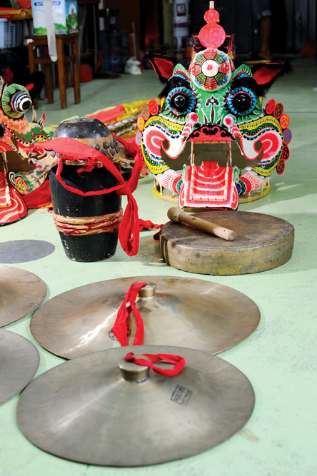 舞麒麟的樂器包括：得鼓（後左）、鑼（後右）、大喳或細喳（前）。得鼓亦稱「師傅」，麒麟於起舞和收舞時都要參拜一下。