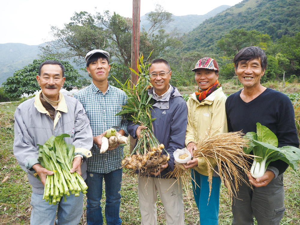 黃永根（圖中央）、黃鏡明（老鏡）、金國和（老金）、陳凱思（Rachel）、 阿豐二澳農作社全職農夫