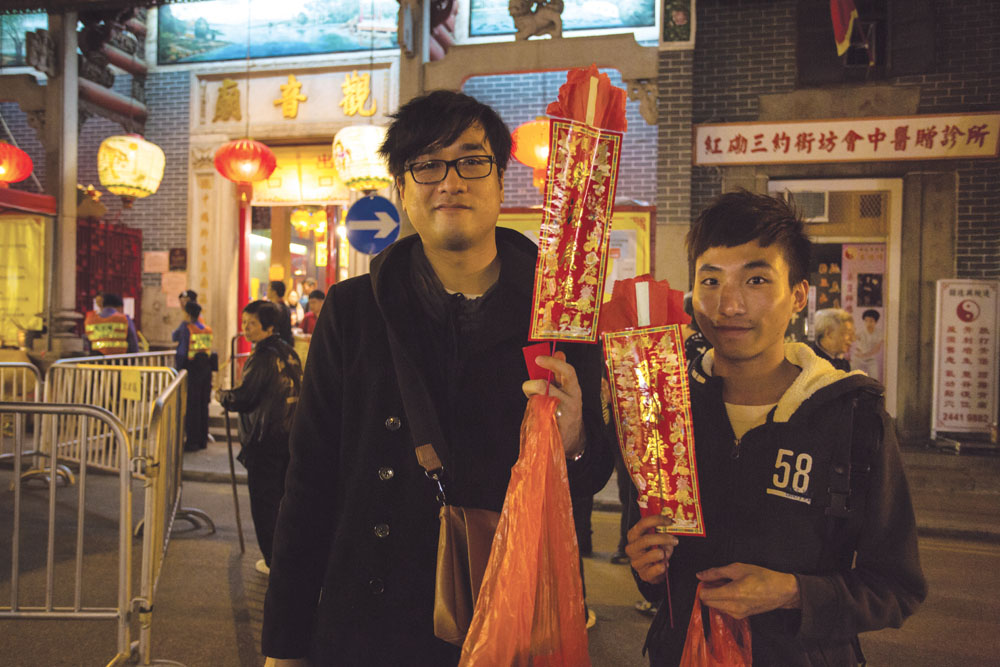 兩位年青人，不約而同到來借庫，得償心願，誓言年尾定必到來還神。 