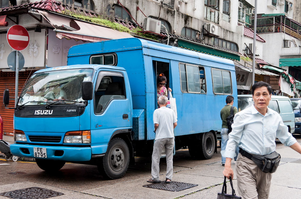 普通的藍色貨車，加上兩扇門、兩排窗戶和座位，搖身一變，就成為了載人的鄉村車。