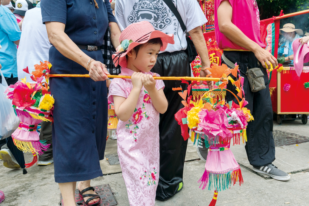 有小孩打扮成古代的人參與巡遊。