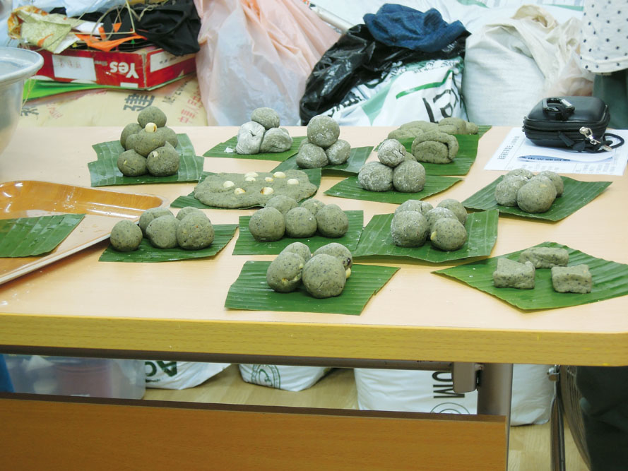 茶粿製作4：按各自喜好，把湯圓搓成不同大小，大約3至5粒放在蕉葉上。