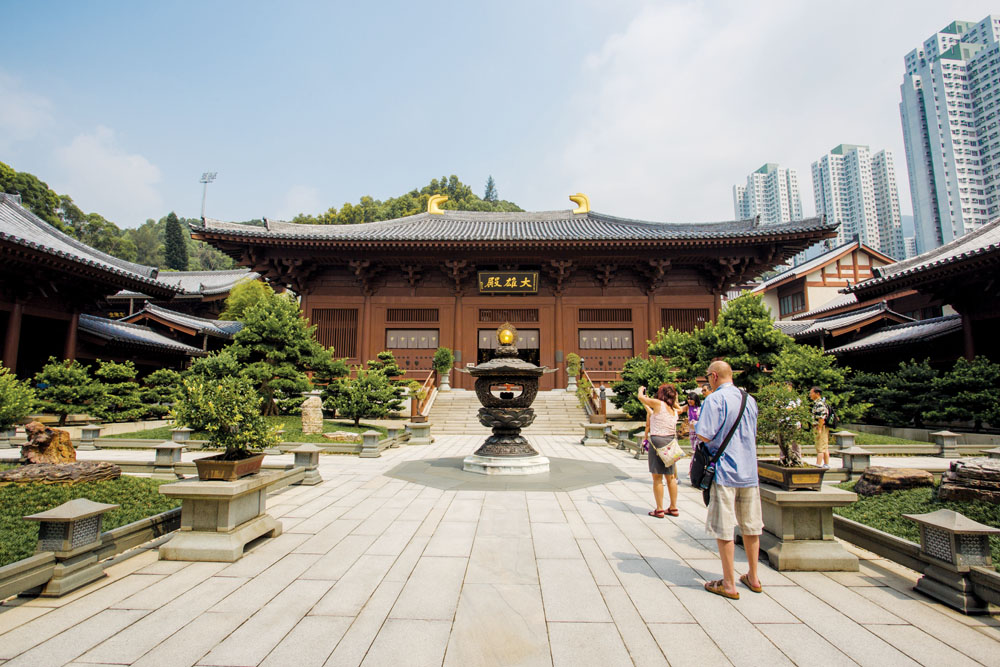 大雄殿參考山西佛光寺大佛殿設計，面闊五間。
