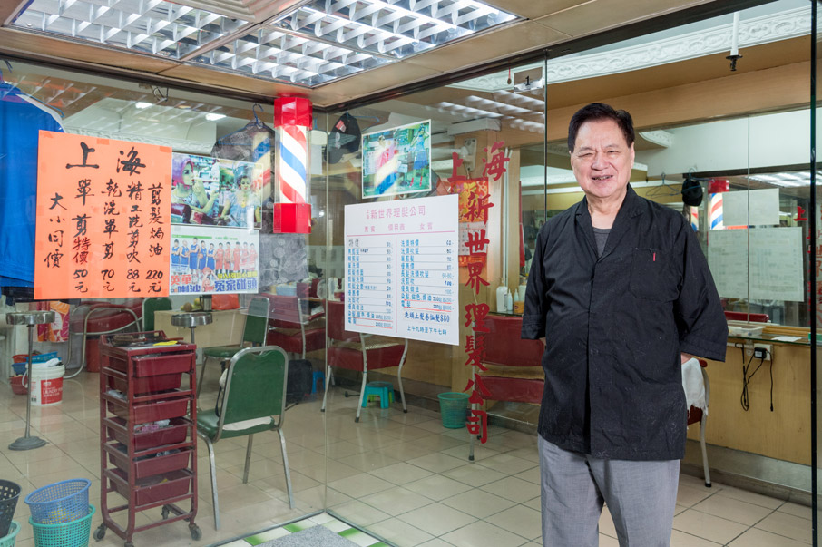 理髮店座落於商場一樓轉角處，落地玻璃的設計令內裏裝潢一目了然。