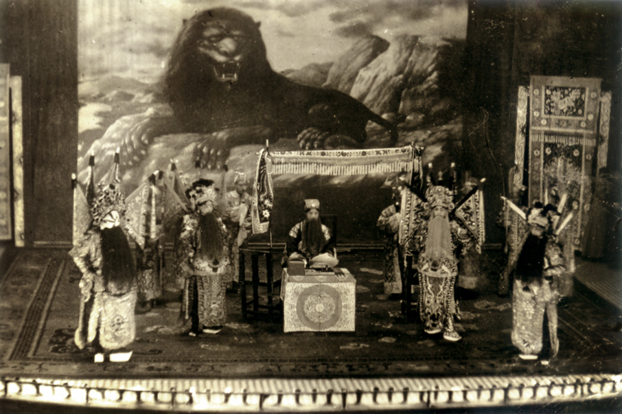 1925年落成的利舞臺，是一所戲院，也經常上演傳統粵劇，是早年銅鑼灣的地標，於1991年拆卸。