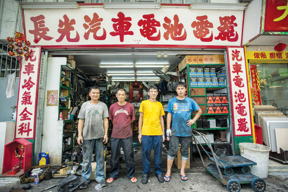 吳老闆與一班伙計情同手足，大家同甘共苦一起打理車房。