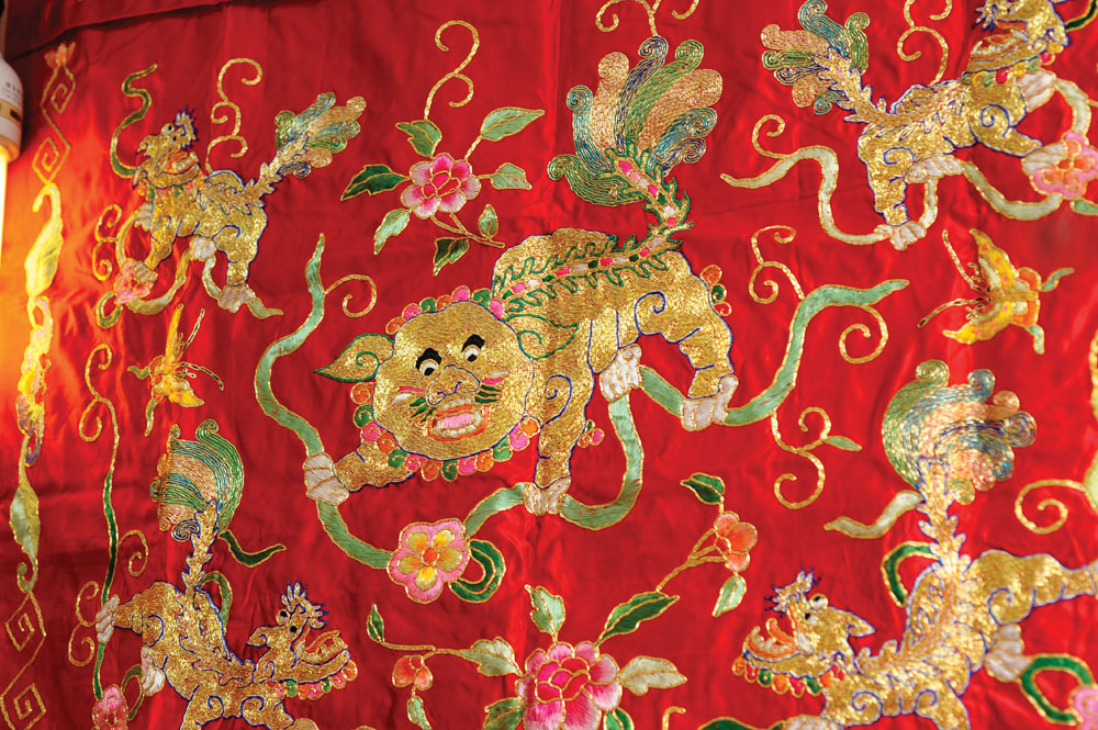 傳統的龍鳳被刺繡，手工刺繡精美。