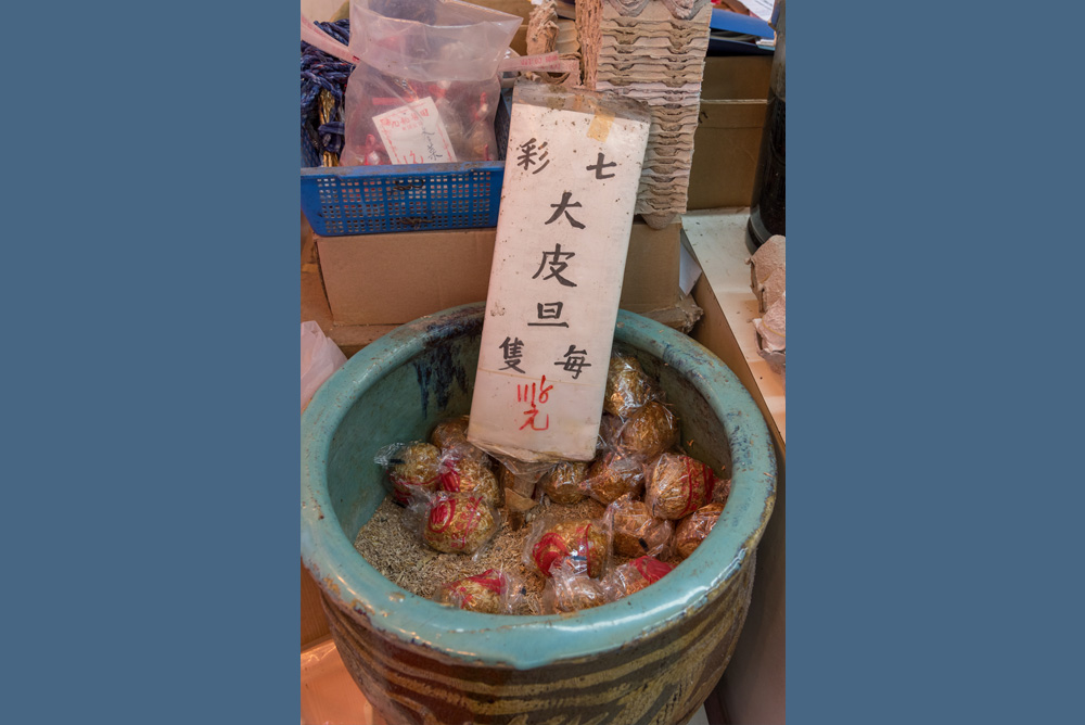 早年的皮蛋都以附有龍紋的瓦缸盛載。