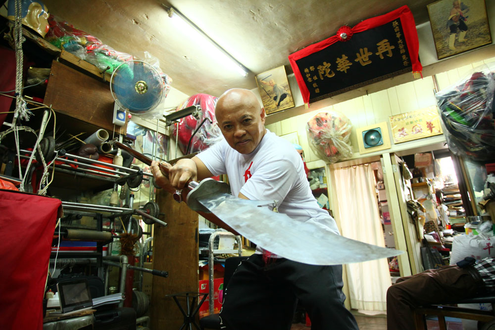 拳腳武器都要講求姿勢，張師傅揮舞著關刀說：「刀鋒不可以向著自己，也不能刺向別人，要面向側邊。」