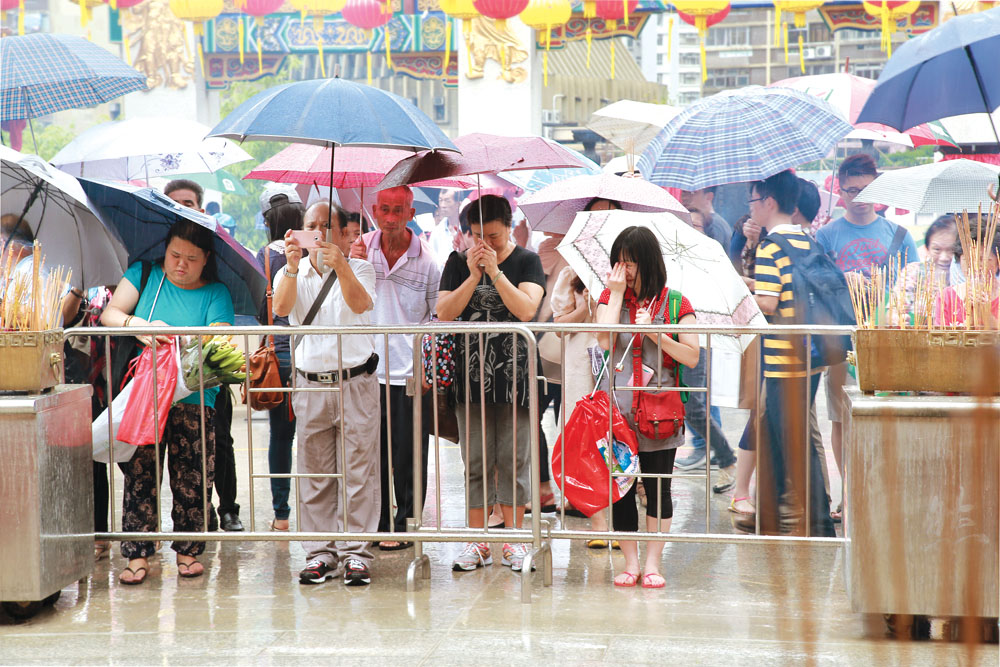 善信冒雨在大殿外面參拜。